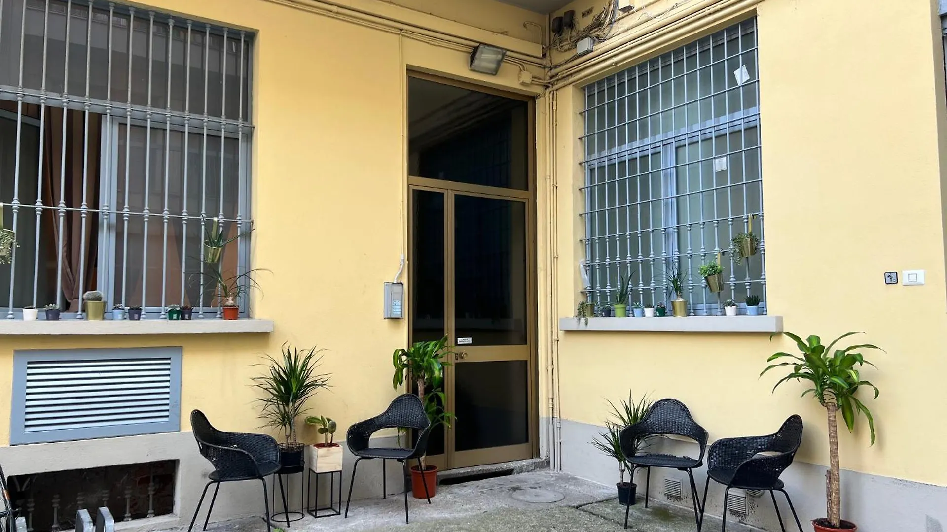 Regina Milano In Porta Romana 3 - Sky Tv, Wifi & Breakfast Box Apartment 0*, Milan Italy